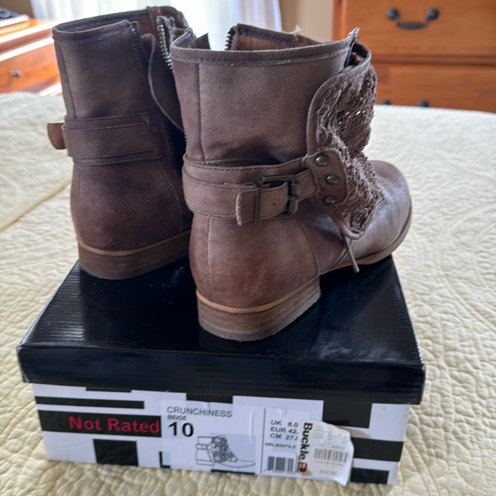 Crunchiness beige bootie